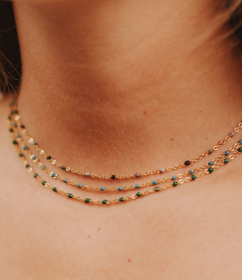 collier petites perles colorées