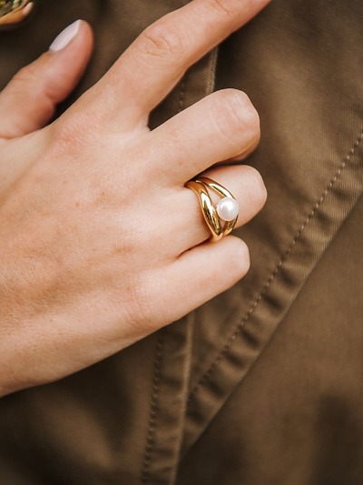 Bague avec pierre nacre