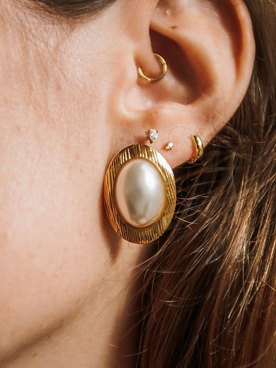 Boucle d'oreille grosse perle blanche