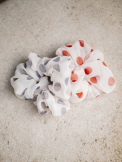 Chouchou a pois​ gris et rouge