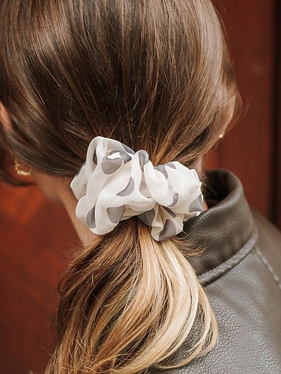 Chouchou a pois​ gris