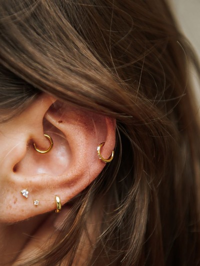 piercing fin à strass porté à l'hélix