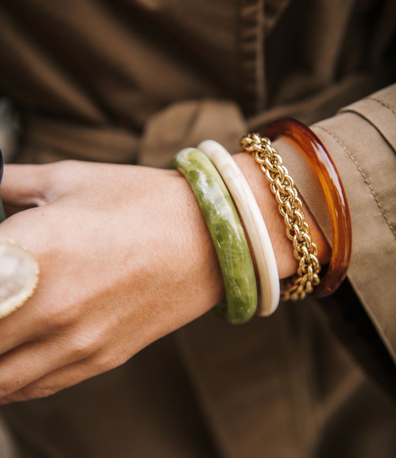 Bracelet en maille américaine doré porté avec 3 joncs colorés
