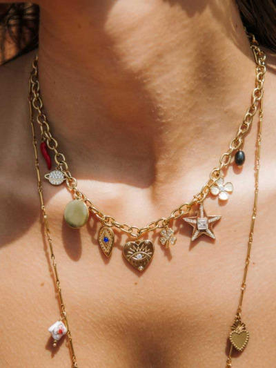 Collier avec breloques