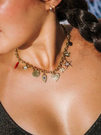 Collier avec breloques