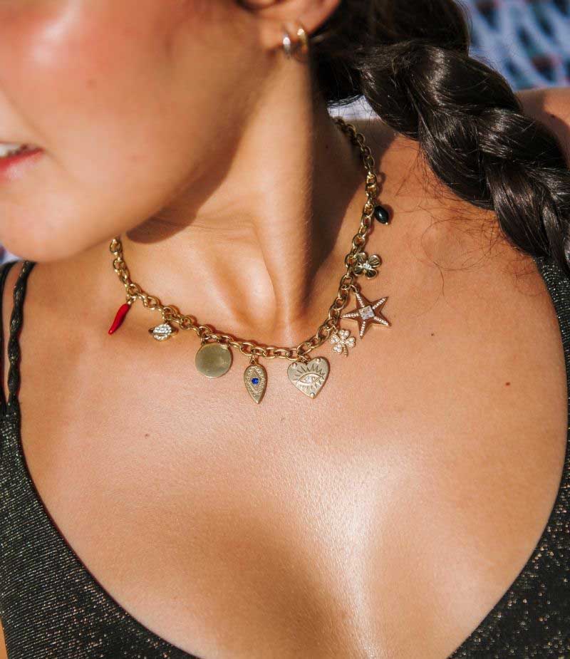 Collier avec breloques