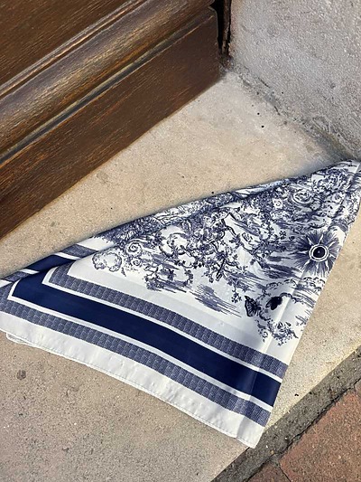 Foulard carré blanc à motif bleu