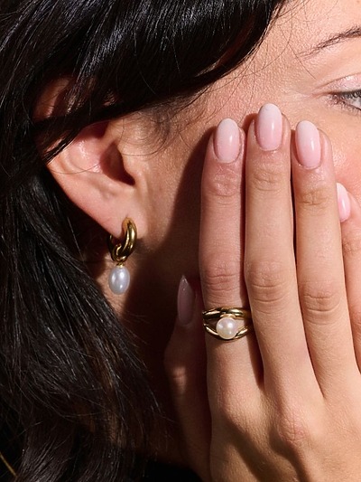 Bague avec pierre nacre