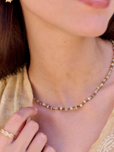 Collier en perles blanches